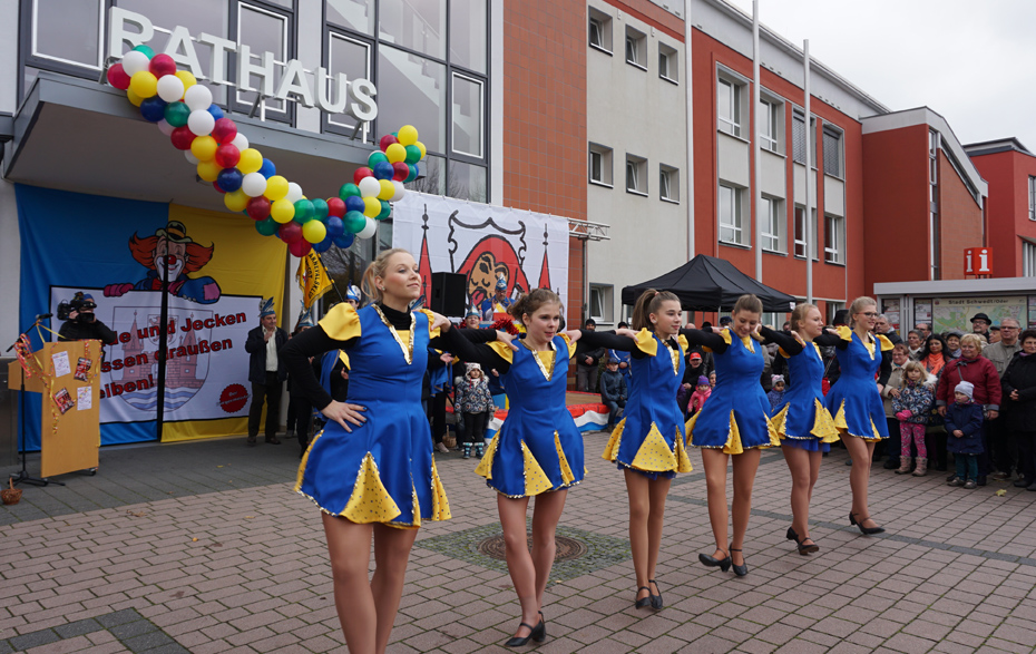 Foto: Tanzmariechen vor dem Rathaus