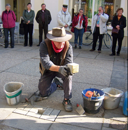 Foto: Verlegung von Stolpersteinen