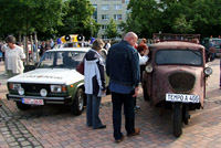 Foto: 2 Oldtimer werden besichtigt.