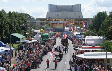 Foto: Festumzug auf der Lindenallee vor den Bühnen