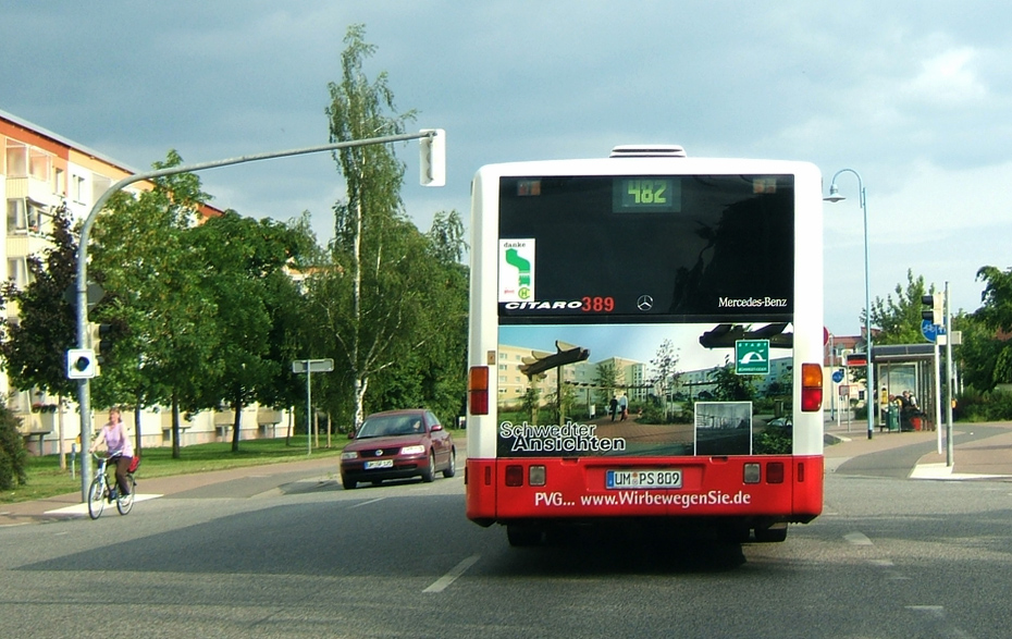 Foto: Bus, Auto und Fahrrad