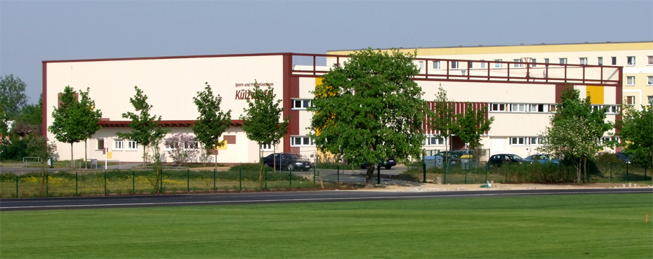 Foto: Blick über den Sportplatz zur Sporthalle