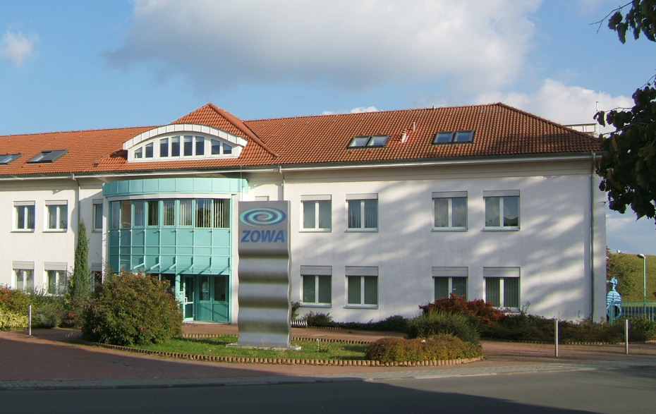 Foto: Gebäude mit Skulptur davor