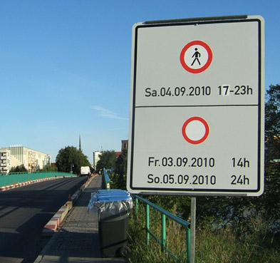 Foto: Sperrschild mit den Zeiten