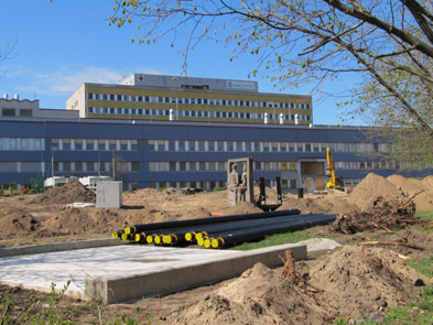 Foto: Blick auf den abgerissenen Haupteingang und die linikum-Baustelle