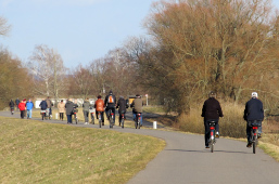 Foto: Radwanderer auf dem Deich