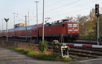 Foto: RE 3 fährt am Bahnübergang Helbigstraße vorbei