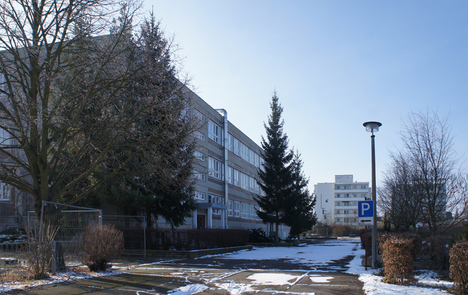 Foto: Seitenansicht eines verlassenes Schulgebäudes im Winter