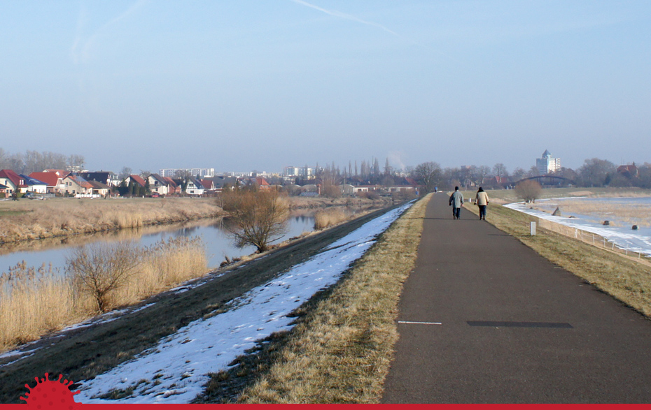 Foto: Spaziergänger auf dem Deich