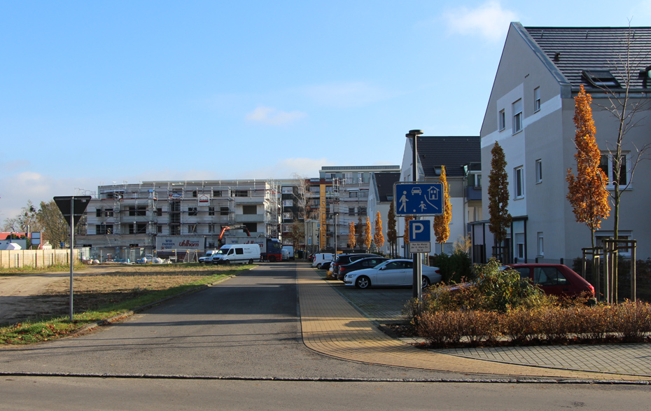 Foto: Blick in die Straße mit der Baustelle Bahnhofstraße am Ende