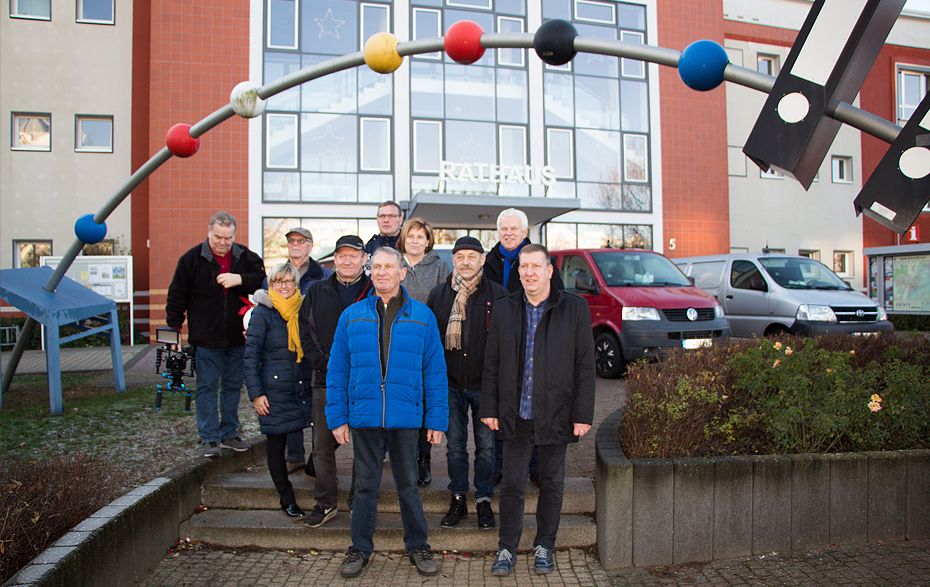 Gruppenfoto vor dem Rathaus