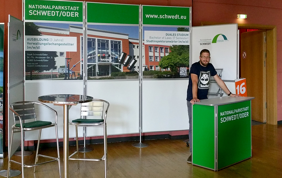 Foto: Messestand mit Betreuer