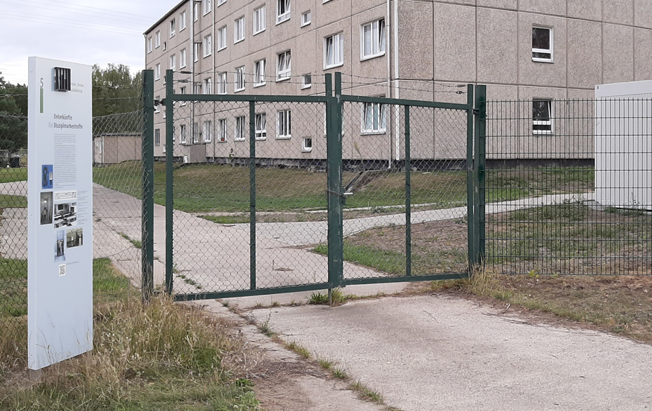 Foto: Ausstellungstafel vor dem Zaun