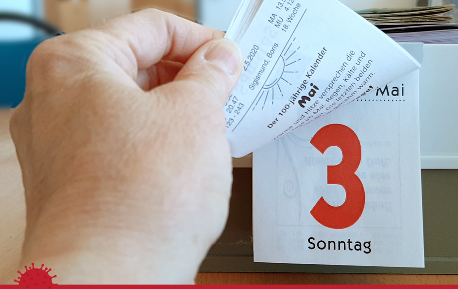 Foto: Kalender wird umgeblättert und zeigt den 3. Mai.