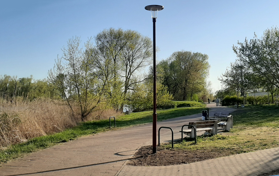 Foto: Uferweg mit roter Leuchte