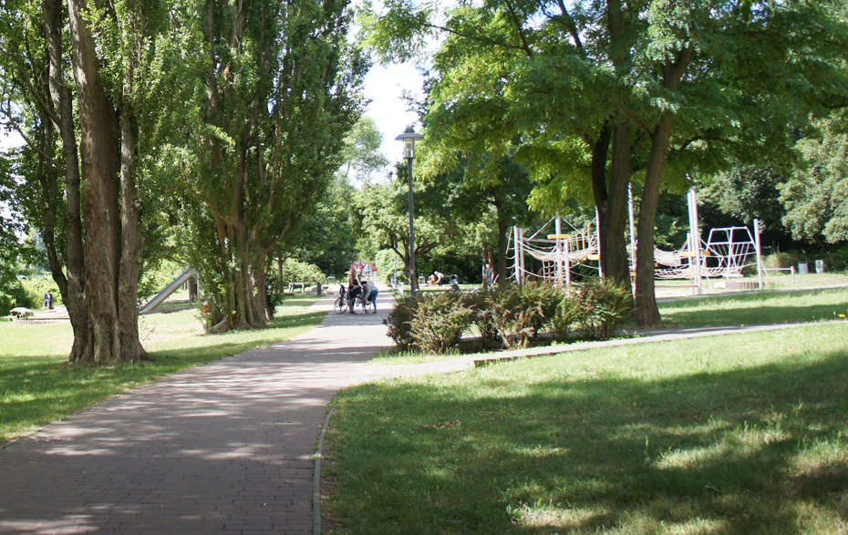 Foto: Uferweg und Spielplatz