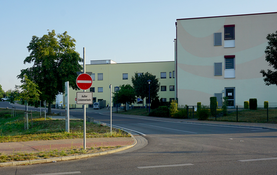 Foto: Klinik mit Anbau und Zufahrtsstraße von der Berliner Allee