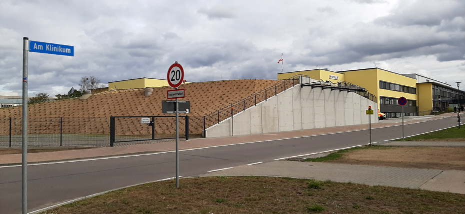 Foto: Straße Am Klinikum mit Hubschrauberlandeplatz und Notfallambulanz