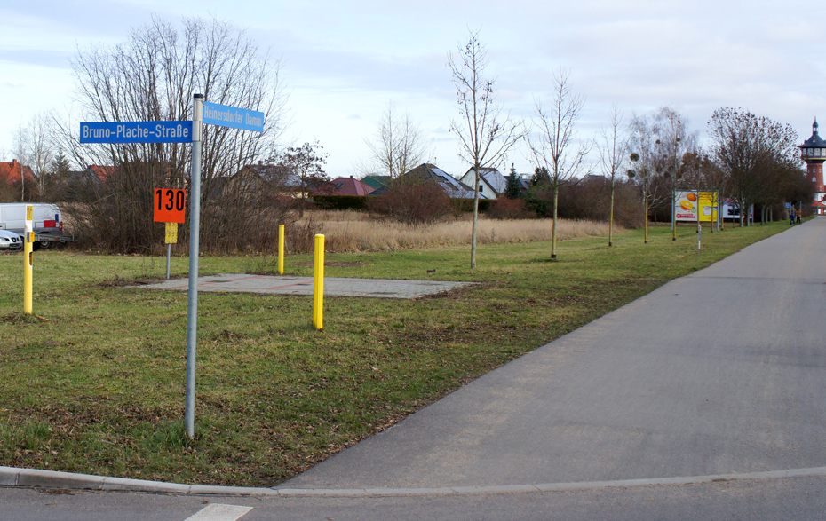 Foto: Straßenschilder, Fahrradweg und Wasserturm