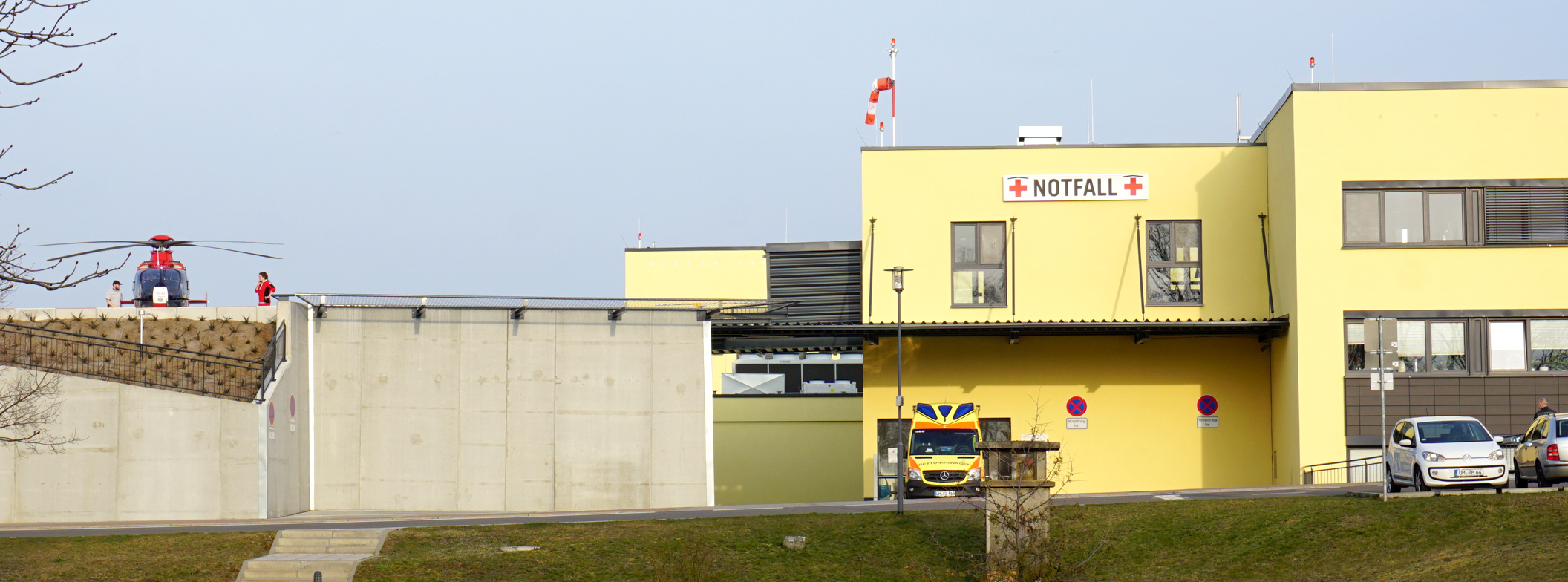 Foto: Eingang der Notaufnahme und Hubschrauberlandeplatz