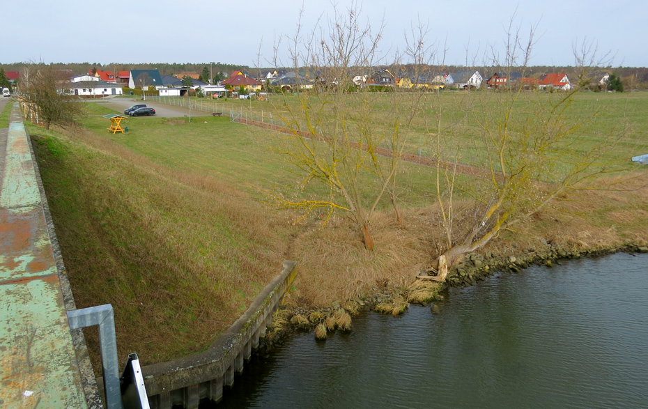 Foto: Blick von der Brücke Richtung Parkplatz Gatow