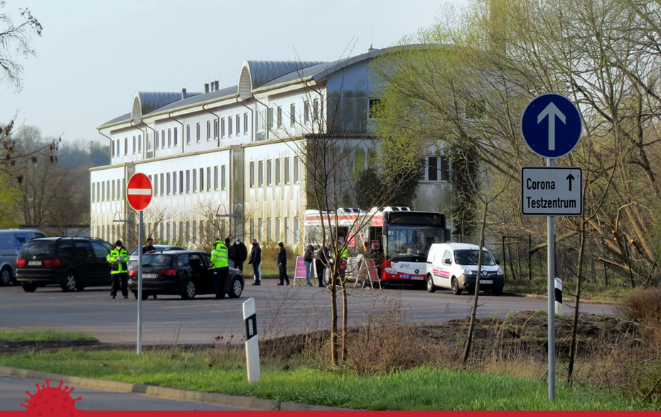 Foto: Bus an der Grenze und Hinweisschild