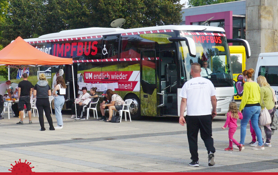 Foto: Impfbus vor den Uckermärkischen Bühnen