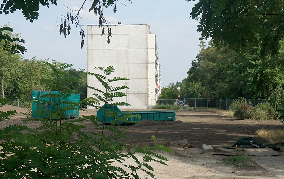 Foto: Baustelle mit Schuttcontainern und Giebelwand