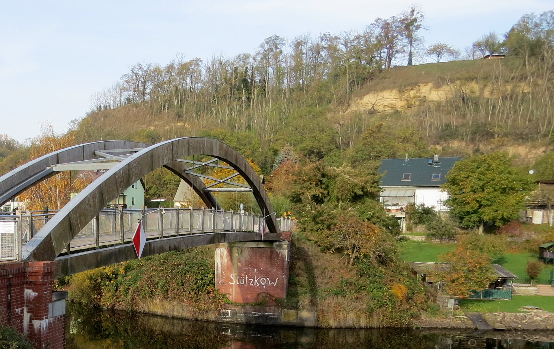 Foto: links die Brücke, rechts der Hang