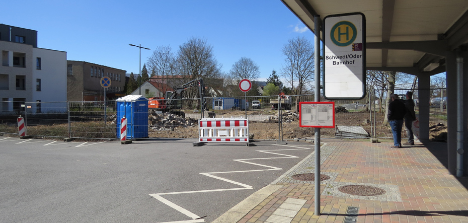 Foto: Abriss der alten Parkplätze mit einem Bagger