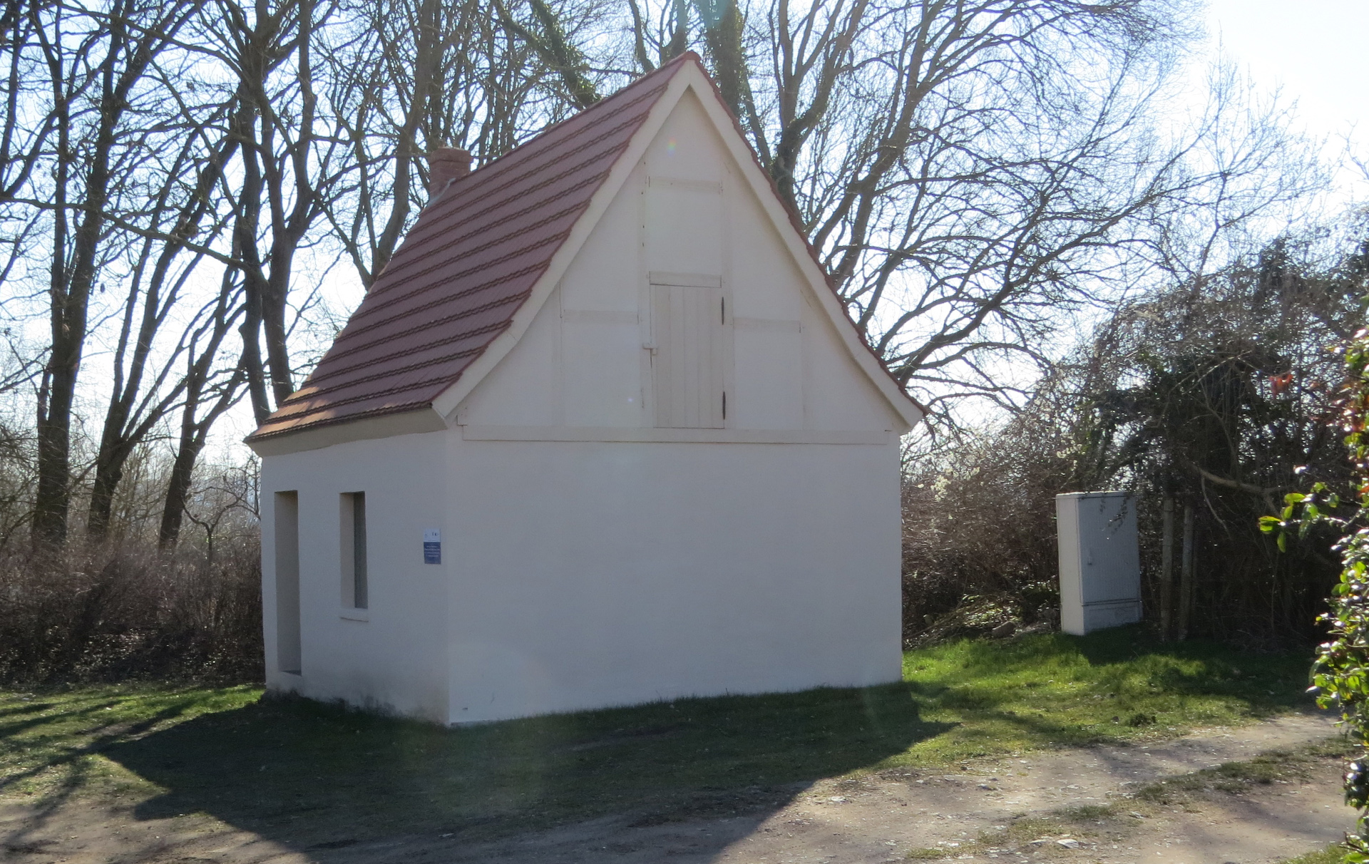 Foto: saniertes eingeschossiges Haus mit Satteldach Foto: saniertes eingeschossiges Haus mit Satteldach