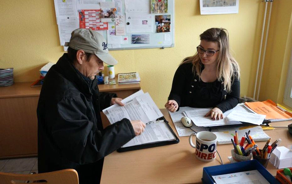 Foto: Mieter im Büro beim Vermieter