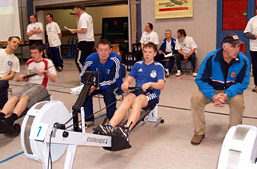 Foto: Sportler auf dem Ruder-Ergometer