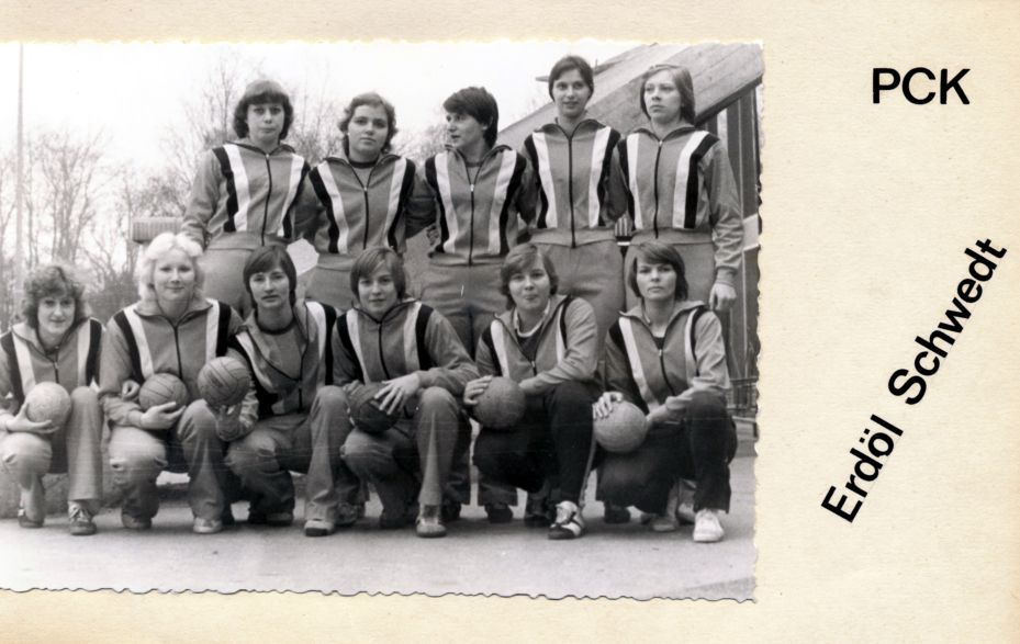 11 junge Frauen in Sportbekleidung.