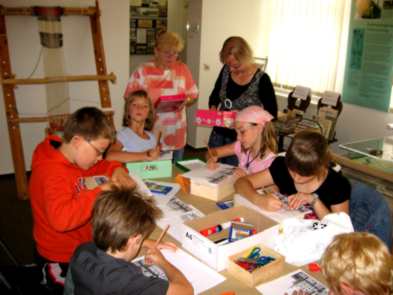 Foto: Ferienkinder beim Basteln