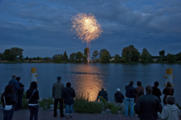 Foto: Feuerwerk über dem Kanal