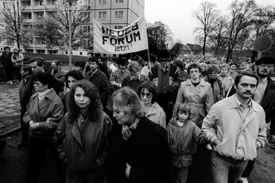 Foto: viele Menschen mit einem Transparent „Neues Forum jetzt