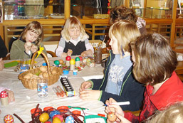 Foto: Kinder bemalen Eier im Museum