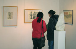 Foto: Ausstellungsbesucher in der Galerie