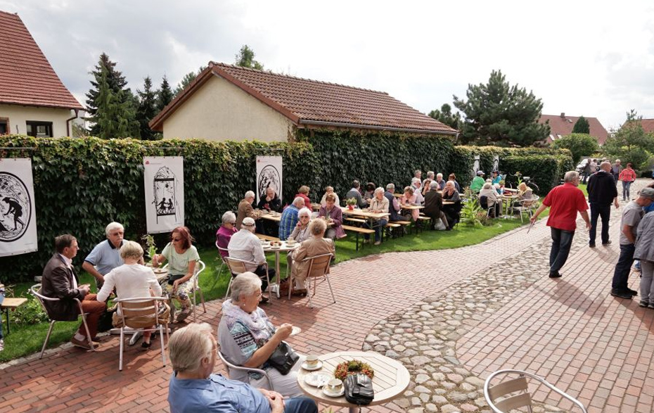 Die Leute am Tisch beim Essen und Trinken