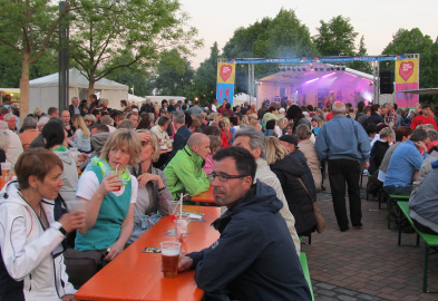 Foto: Gäste der Gastro-Mai-le sitzen an Biertischen auf dem Alten Markt