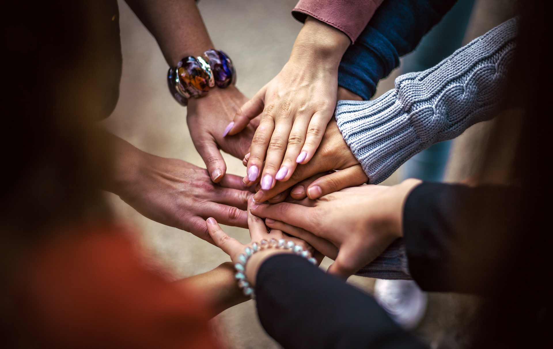 Foto: verschiedenen Hände übereinander gelegt