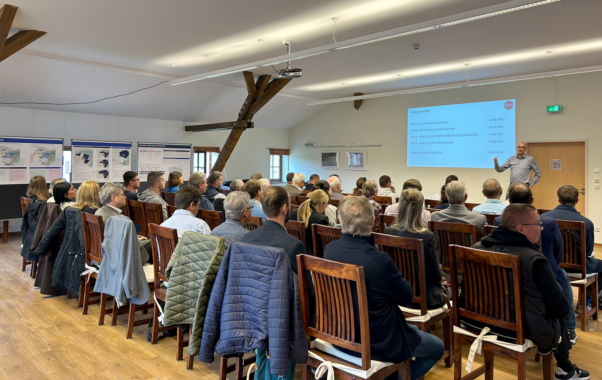 Foto: Publikum folgt dem Referenten und seiner Präsentation Foto: Publikum folgt dem Referenten und seiner Präsentation