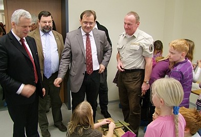 Foto: Bürgermeister begrüßt Schülerinnen und Schüler