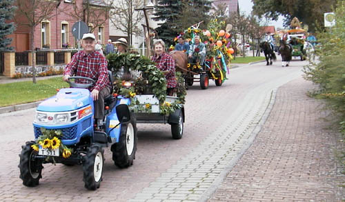 Foto: Umzug der Erntewagen