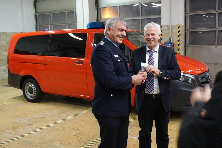 Foto: Der Bürgermeister übergibt den Schlüssel an den Stadtwehrführer