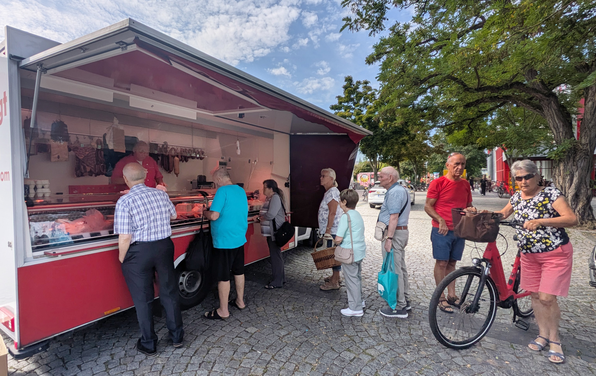 Foto: Kunden am Marktstand
