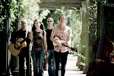 Foto: Quartett mit Instrumenten in einem Park