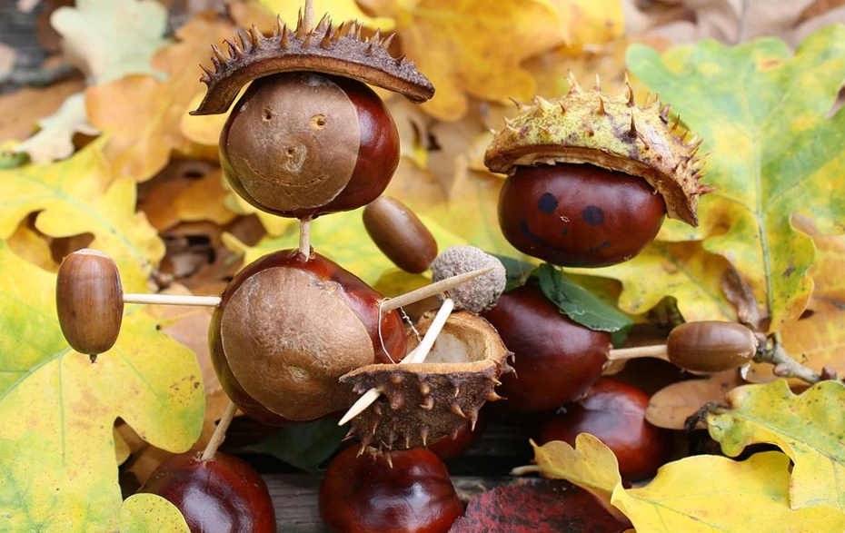 Foto: zwei gebastelte Figuren aus Kastanien, Eicheln und Zahnstochern