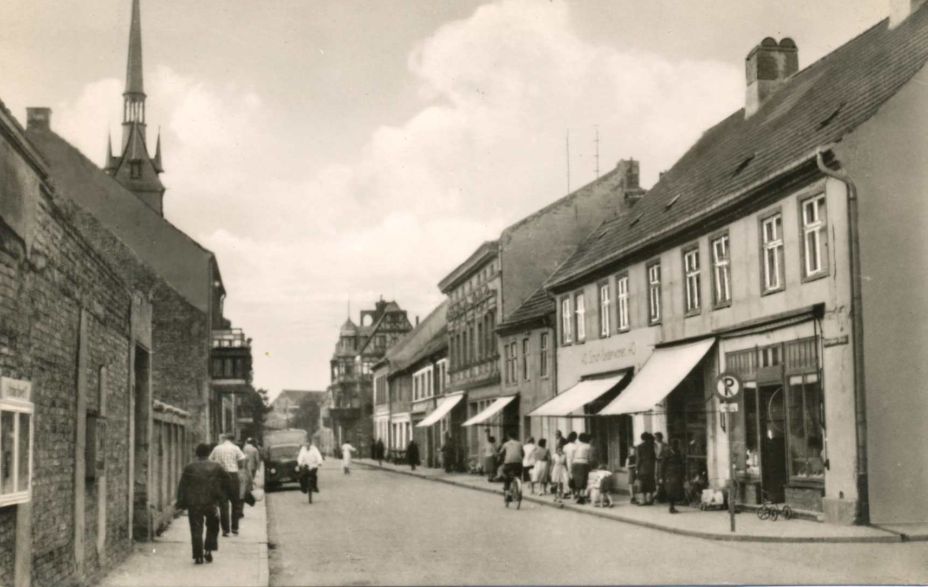 Straße mit Häusern und Menschen